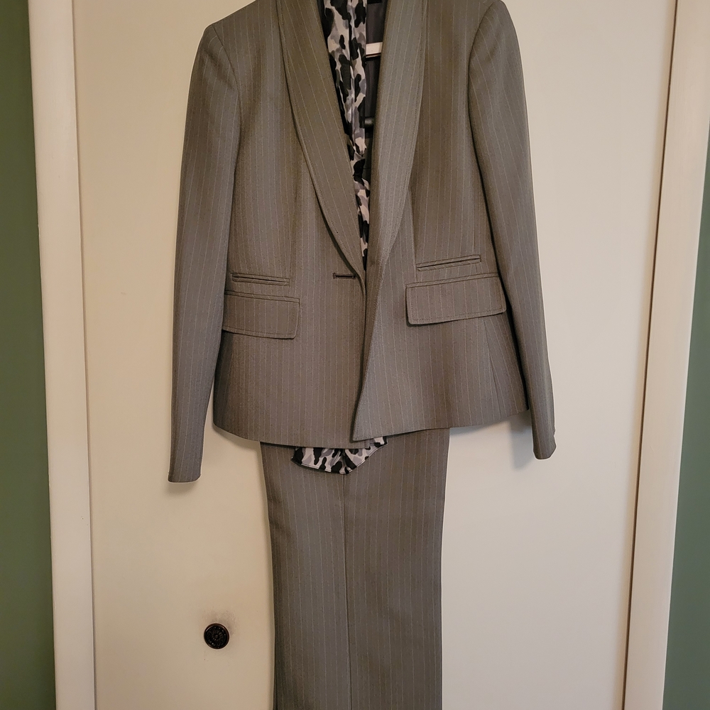 Kasper Elegant Gray Suit for Men